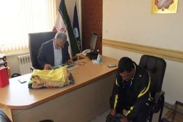 حضور دوچرخه سوار حامل پیام وپرچم متبرک شده عتبات وعالیات مزین به تمثال مبارک شهدادر اداره کل دامپزشک