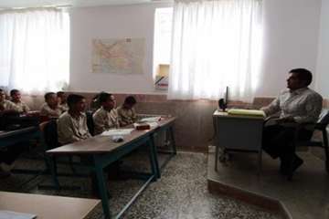 حضور کارشناس دامپزشکی درمدارس شهرستان آرادن جهت آموزش دانش آموزان به مناسبت هفته دامپزشکی 
