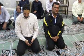 حضور دوچرخه سوار حامل پیام وپرچم متبرک شده عتبات وعالیات مزین به تمثال مبارک شهدادر اداره کل دامپزشک