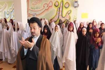 حضورامام جماعت اداره کل دامپزشکی استان سمنان جهت برپایی نماز جماعت دردبیرستان دخترانه سمیه سمنان 17/