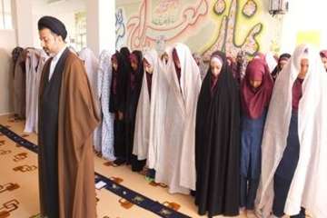 حضورامام جماعت اداره کل دامپزشکی استان سمنان جهت برپایی نماز جماعت دردبیرستان دخترانه سمیه سمنان 17/