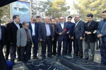 حضور دکتر سعیدی مدیر کل دامپزشکی استان سمنان در گلزار شهدای شهرستان سرخه واحترام به مقام شامخ شهدا و