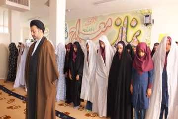 حضورامام جماعت اداره کل دامپزشکی استان سمنان جهت برپایی نماز جماعت دردبیرستان دخترانه سمیه سمنان 17/