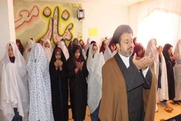 حضورامام جماعت اداره کل دامپزشکی استان سمنان جهت برپایی نماز جماعت دردبیرستان دخترانه سمیه سمنان 17/