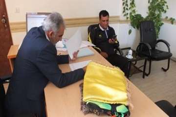حضور دوچرخه سوار حامل پیام وپرچم متبرک شده عتبات وعالیات مزین به تمثال مبارک شهدادر اداره کل دامپزشک