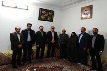 دیدار دکتر سعیدی مدیرکل محترم دامپزشکی استان سمنان به اتفاق هیئت همراه با خانواده شهید والامقام حسین
