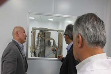 بازدیددکترمحمدسعیدی مدیرکل دامپزشکی استان سمنان ازکارخانه دارویی دامی ایران درشهرستان گرمساراردیبهشت