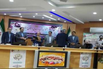 دریافت لوح تقدیردکتر سعیدی مدیرکل محترم دامپزشکی استان سمنان  از استاندار سمنان جهت کسب عنوان دستگاه