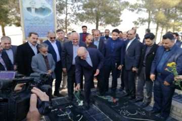 حضور دکتر سعیدی مدیر کل دامپزشکی استان سمنان در گلزار شهدای شهرستان سرخه واحترام به مقام شامخ شهدا و