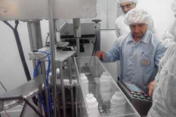 بازدید دکترسعیدی مدیرکل دامپزشکی استان به اتفاق دکترمهدوی نژادمدیرکل دفتردارو ودرمان سازمان دامپزشکی