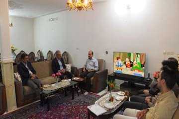 بازدید دکتر سعیدی به اتفاق هیئت همراه از خانواده محترم همکار بازنشسته اداره آقای سلامت منش 16مهر 96ب