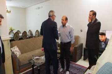 بازدید دکتر سعیدی به اتفاق هیئت همراه از خانواده محترم همکار بازنشسته اداره آقای سلامت منش 16مهر 96ب