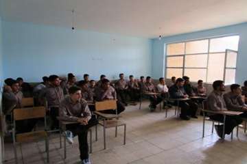حضور کارشناس دامپزشکی درمدارس شهرستان آرادن جهت آموزش دانش آموزان به مناسبت هفته دامپزشکی 