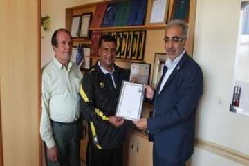 حضور دوچرخه سوار حامل پیام وپرچم متبرک شده عتبات وعالیات مزین به تمثال مبارک شهدادر اداره کل دامپزشک