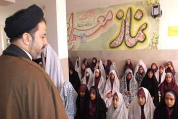 حضورامام جماعت اداره کل دامپزشکی استان سمنان جهت برپایی نماز جماعت دردبیرستان دخترانه سمیه سمنان 17/