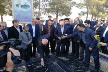 حضور دکتر سعیدی مدیر کل دامپزشکی استان سمنان در گلزار شهدای شهرستان سرخه واحترام به مقام شامخ شهدا و