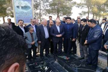 حضور دکتر سعیدی مدیر کل دامپزشکی استان سمنان در گلزار شهدای شهرستان سرخه واحترام به مقام شامخ شهدا و