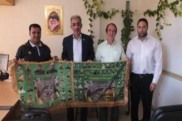 حضور دوچرخه سوار حامل پیام وپرچم متبرک شده عتبات وعالیات مزین به تمثال مبارک شهدادر اداره کل دامپزشک