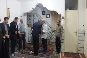 دیدارمدیرکل دامپزشکی استان سمنان به اتفاق هیئت همراه از خانواده محترم جانباز قیومی  به مناسبت دهه فج