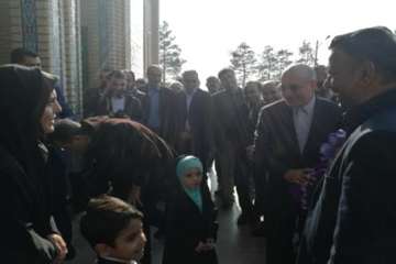 حضور دکتر سعیدی مدیر کل دامپزشکی استان سمنان در گلزار شهدای شهرستان سرخه واحترام به مقام شامخ شهدا و