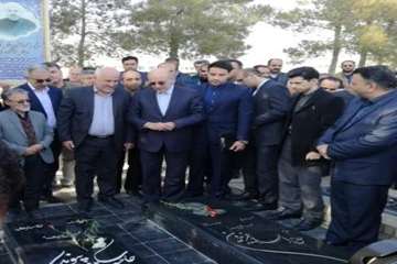 حضور دکتر سعیدی مدیر کل دامپزشکی استان سمنان در گلزار شهدای شهرستان سرخه واحترام به مقام شامخ شهدا و