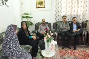 دیدارمدیرکل دامپزشکی استان سمنان  به اتفاق هیئت همراه باخانواده رزمنده نقی دوستمحمدی به مناسبت آزادس