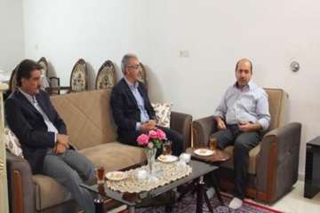 بازدید دکتر سعیدی به اتفاق هیئت همراه از خانواده محترم همکار بازنشسته اداره آقای سلامت منش 16مهر 96ب