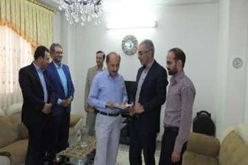 دیدارمدیرکل دامپزشکی استان سمنان  به اتفاق هیئت همراه باخانواده رزمنده فرامرز محمودیان به مناسبت آزا