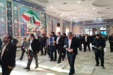 حضور دکتر سعیدی مدیر کل دامپزشکی استان سمنان در گلزار شهدای شهرستان سرخه واحترام به مقام شامخ شهدا و
