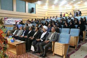 سخنرانی دکتر سعیدی مدیر کل دامپزشکی استان درمراسم بزرگداشت روز ملی دامپزشکی در محل دانشکده دامپزشکی 