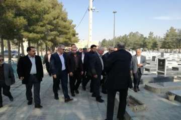 حضور دکتر سعیدی مدیر کل دامپزشکی استان سمنان در گلزار شهدای شهرستان سرخه واحترام به مقام شامخ شهدا و