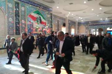 حضور دکتر سعیدی مدیر کل دامپزشکی استان سمنان در گلزار شهدای شهرستان سرخه واحترام به مقام شامخ شهدا و