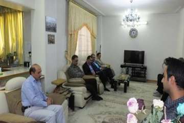 دیدارمدیرکل دامپزشکی استان سمنان  به اتفاق هیئت همراه باخانواده رزمنده فرامرز محمودیان به مناسبت آزا