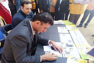 استقرار میز خدمت به مناسبت هفته دامپزشکی در محل مصلی نمازجمعه12مهرماه98