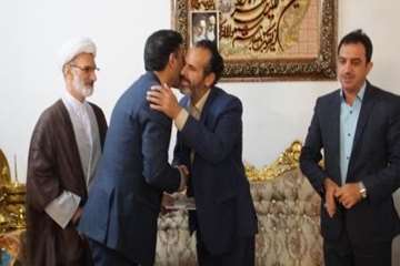 دیدار مدیرکل دامپزشکی استان و هیئت همراه با خانواده جانبازو آزاده سرافراز سیدرضی نبوی  به مناسبت سوم